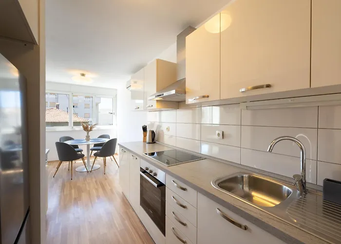 Toma Apartment Split